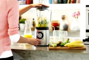 making a smoothie for weight loss in a blender