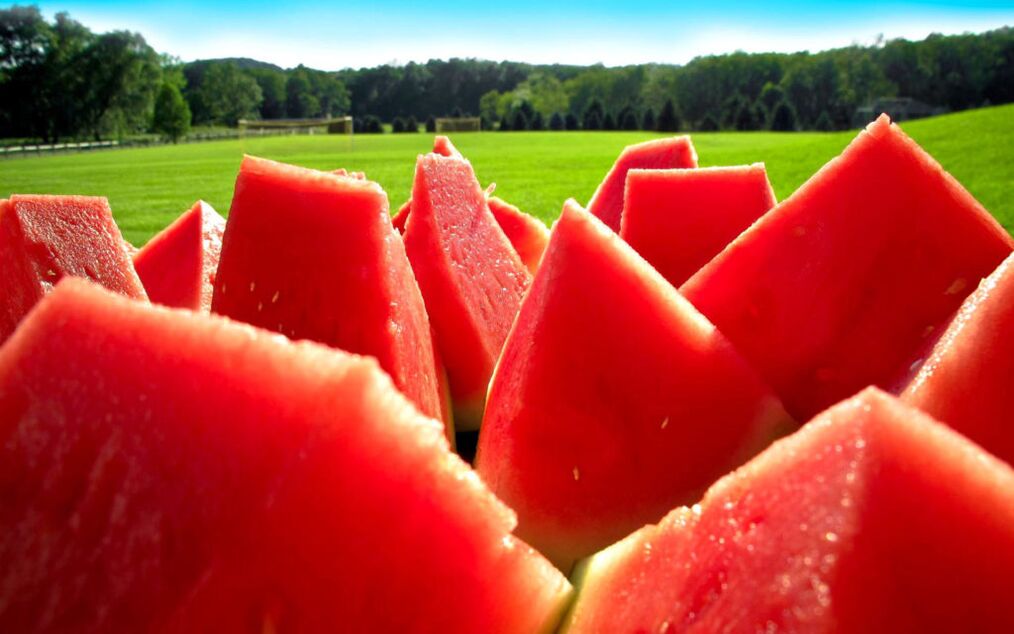 Liquid watermelon slices will help remove toxins from the body