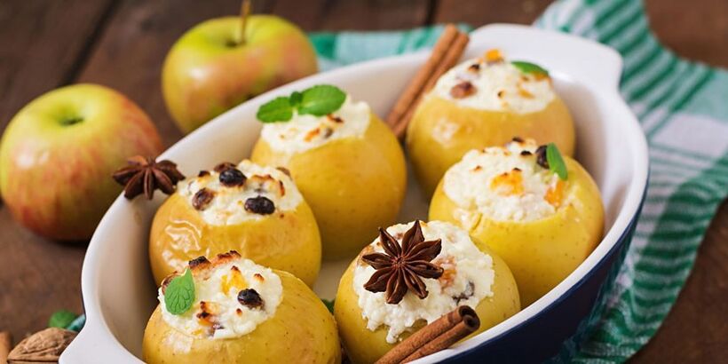 An ideal dessert for a hypoallergenic diet - baked apples with cottage cheese