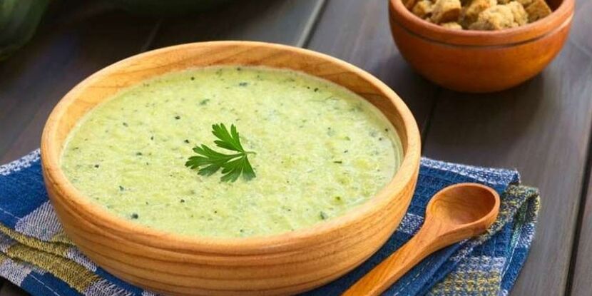 Cabbage and zucchini puree soup is a convenient dish for the stomach in the hypoallergenic diet menu. 
