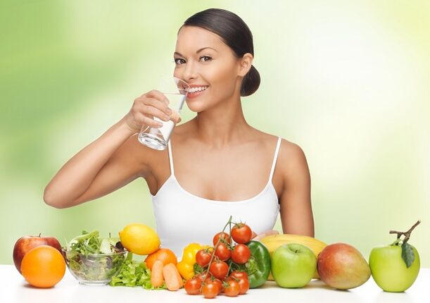 The principle of the water diet is to adhere to the drinking regime, along with the use of healthy food
